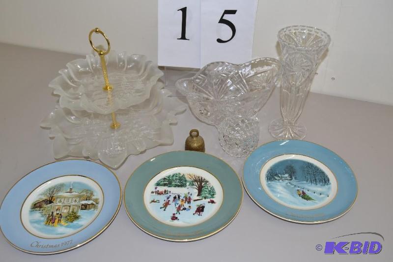 lot 15 image: Vintage, collectable, Christmas plates, crystal