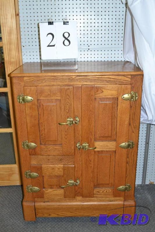 lot 28 image: Ice box - wooden