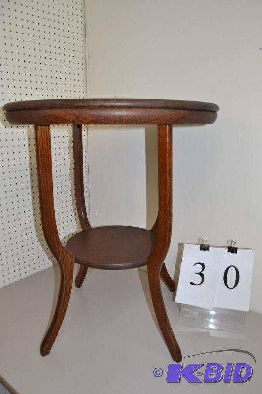 lot 30 image: Vintage table