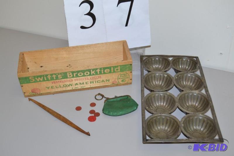 lot 37 image: Vintage and antique items, tax token