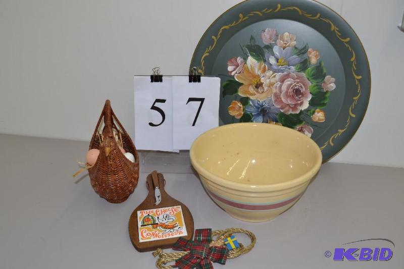 lot 57 image: Chicken basket, rosemaling decorative plate