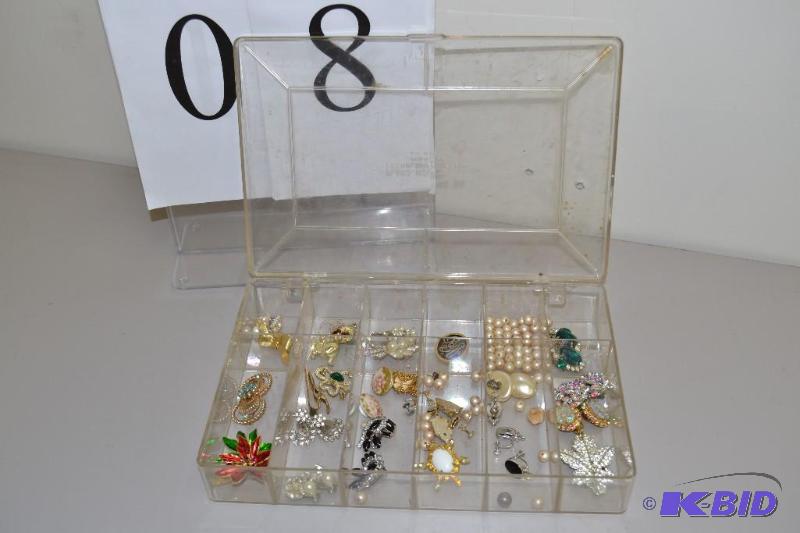 lot 8 image: Jewelry, earrings, broaches,