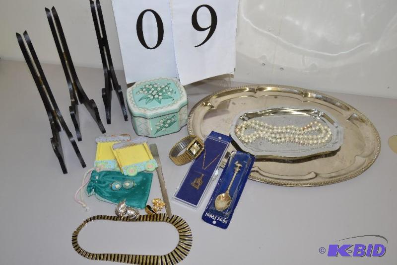 lot 9 image: Jewelry - collector spoon