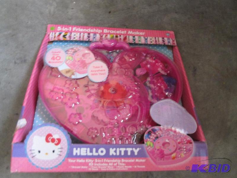lot 138 image: Hello Kitty 5-in-one Friendship Bracelet Make...
