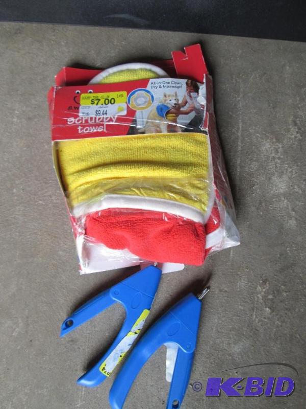 lot 15 image: Pet nail clippers and wash cloths...