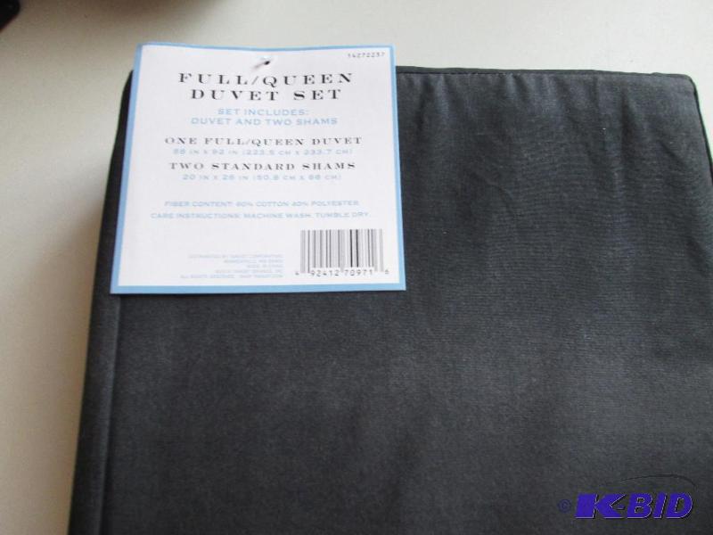 lot 159 image: full queen duvet set color black...