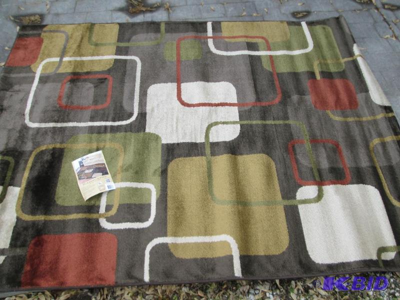 lot 4 image: 5 x 7 foot patterned area rug...