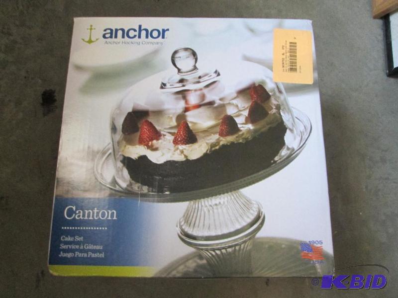 lot 70 image: Anchor Hocking cake serving set...