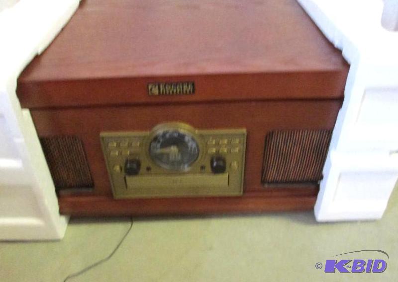 lot 96 image: Encore Technology vintage look turntable, tap...