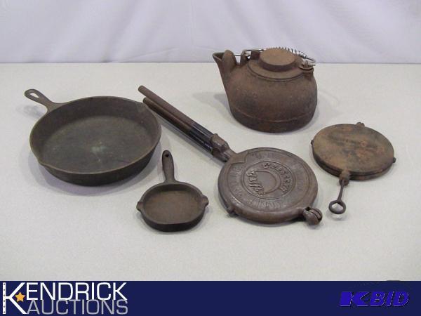 lot 12 image: Lot of Antique Collectible Cast Iron Pots and Pans