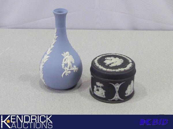 lot 26 image: Vintage Wedgwood Jasperware Vase and Trinket Box