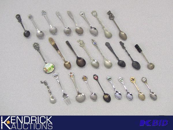 lot 33 image: Lot of 25 Collectible Vintage Spoons