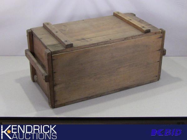 lot 6 image: Large Vintage Wood Storage BoxChest