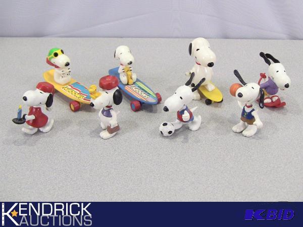 lot 70 image: Lot of 8 Collectible Vintage 1966 Snoopy Figures