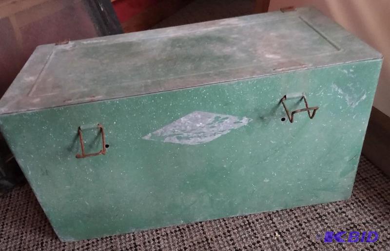 lot 1 image: Vintage Cooler...