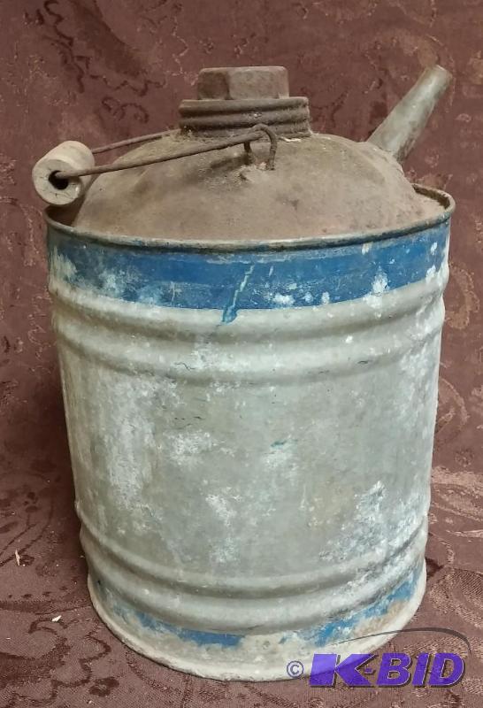 lot 10 image: Vintage oil can...