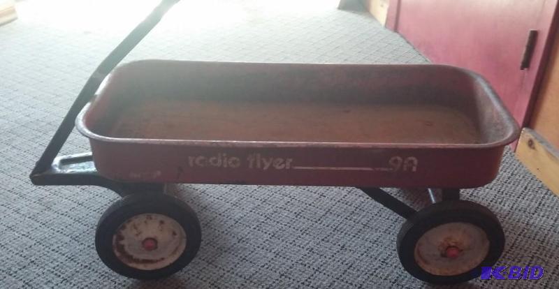lot 11 image: VINTAGE Radio Flyer wagon...