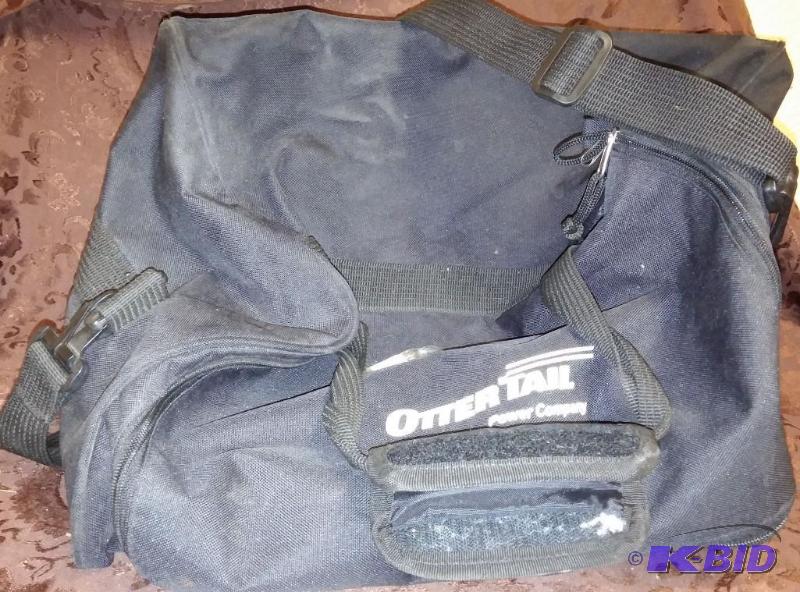 lot 17 image: Almost NEW Otter tail Duffle Bag...
