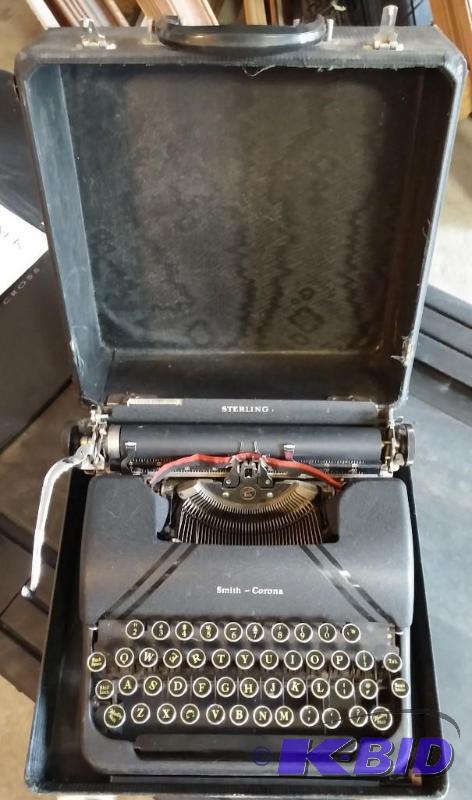 lot 30 image: Vintage Smith Corona Type Writer...