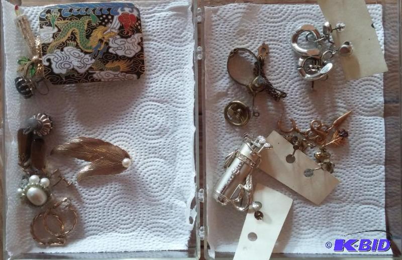 lot 43 image: Lot of cosmetic jewelry...
