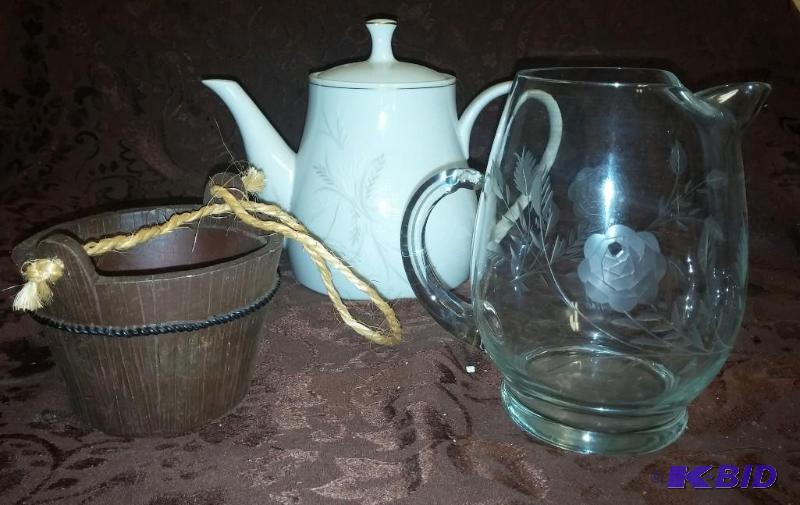 lot 44 image: 2 Glass pitchers Noritake and resin pot...