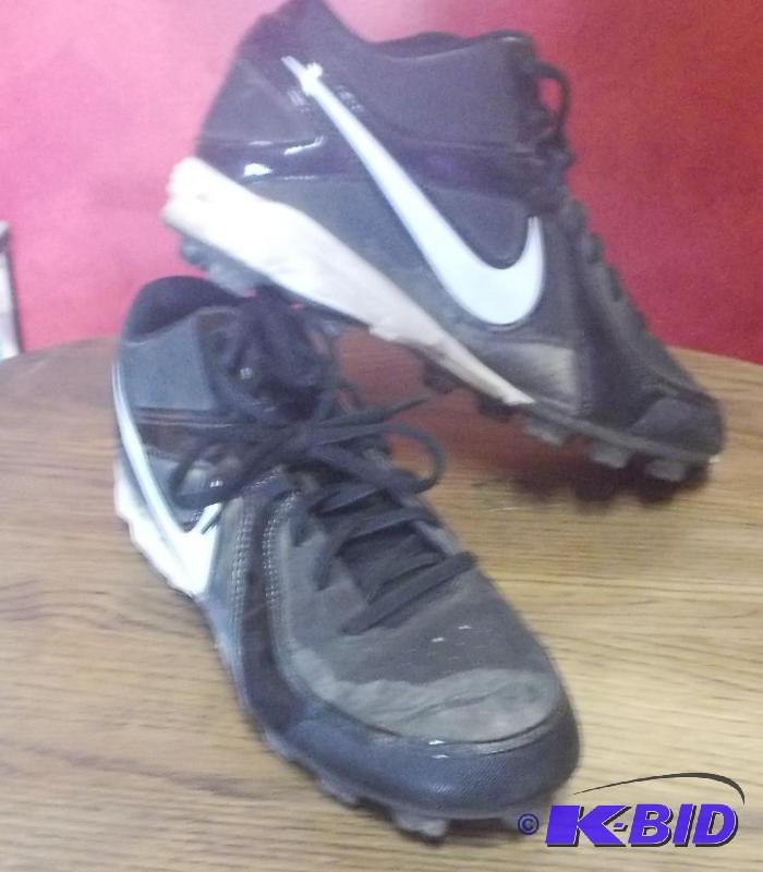 lot 64 image: Size 9 Mid Top Cleats...