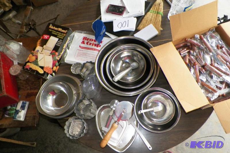 lot 100 image: Box of Kitchen Items