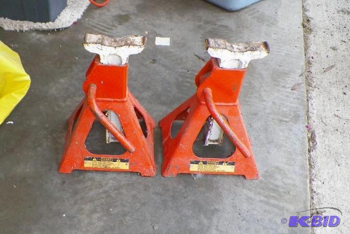 lot 186 image: 2 Winner Series 2 Ton Vehicle Stands