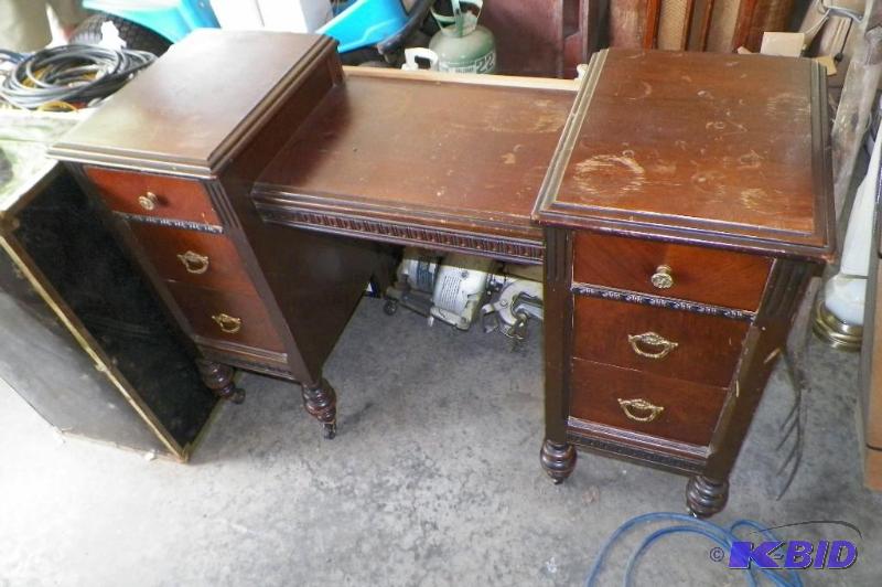 lot 19 image: Antique Dresser with Mirror