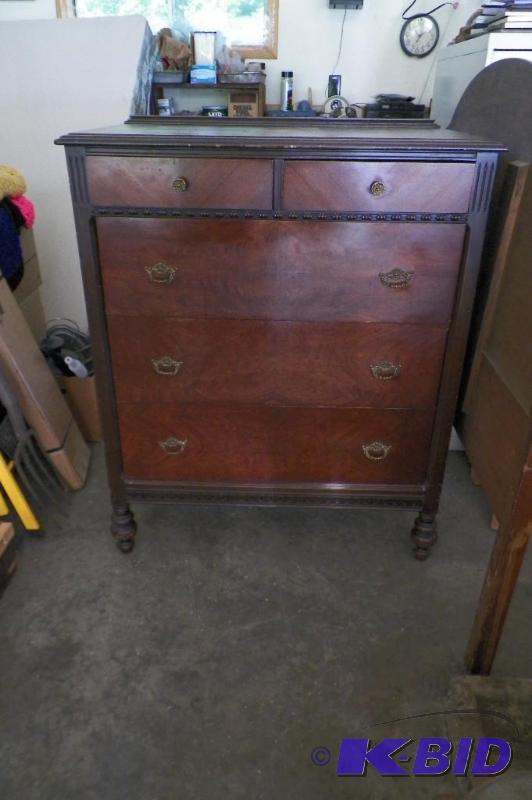 lot 20 image: Antique Dresser
