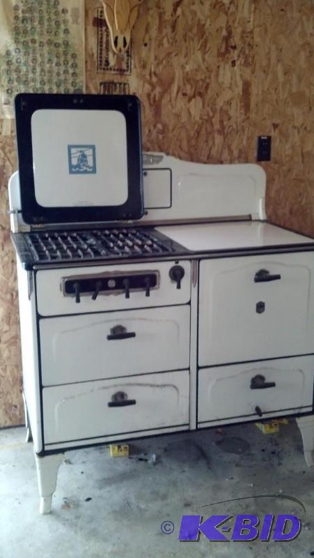 lot 237 image: Beautiful Antique Stove and Oven