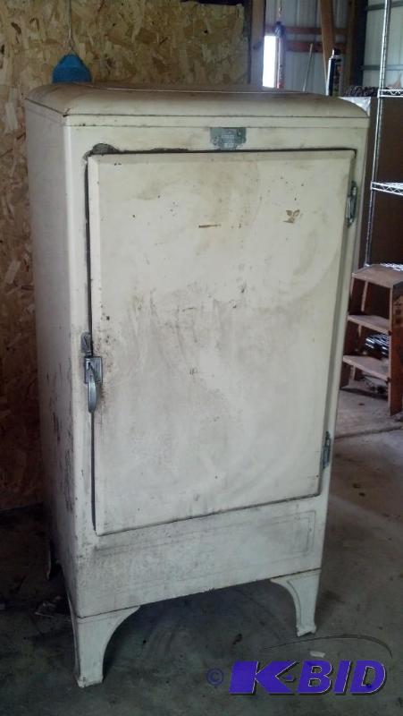 lot 238 image: GM Frigidaire Refrigerator
