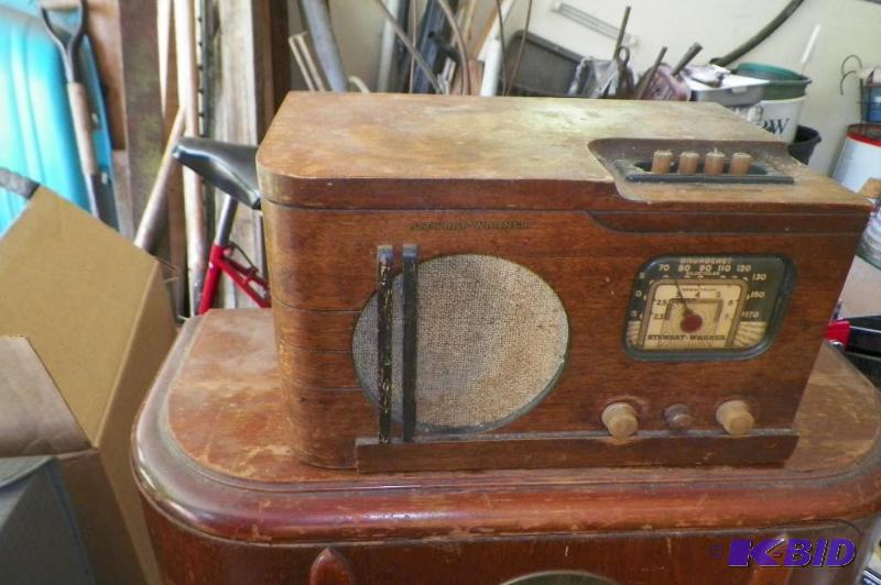 lot 39 image: Antique Radio