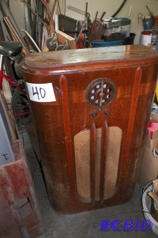 lot 40 image: Antique Radio