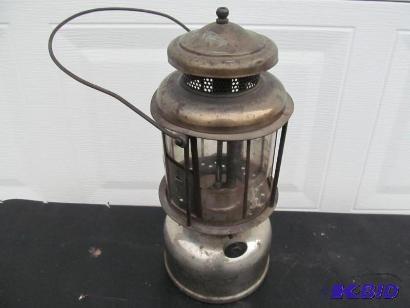 lot 21 image: Vintage,Coleman Lantern