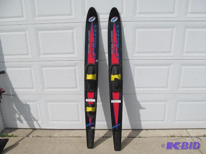 lot 35 image: Phazer water skis