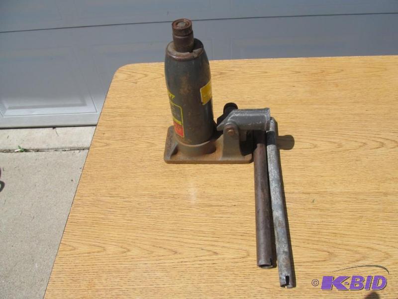 lot 39 image: 3 Ton Bottle Jack