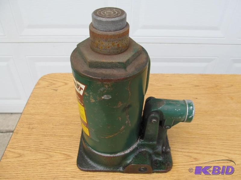 lot 42 image: 12 Ton Bottle Jack