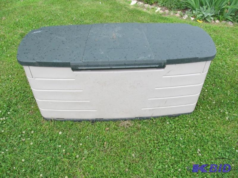 lot 53 image: Rubbermaid Storage Container