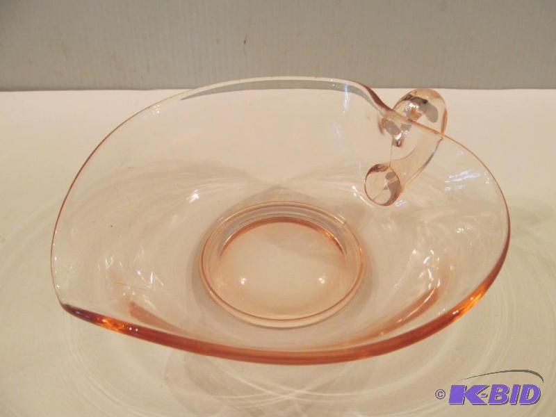 lot 8 image: Heart shaped Pink depression Dish