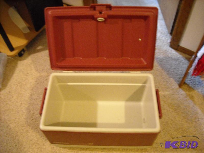 lot 110 image: 40 quart Coleman Cooler