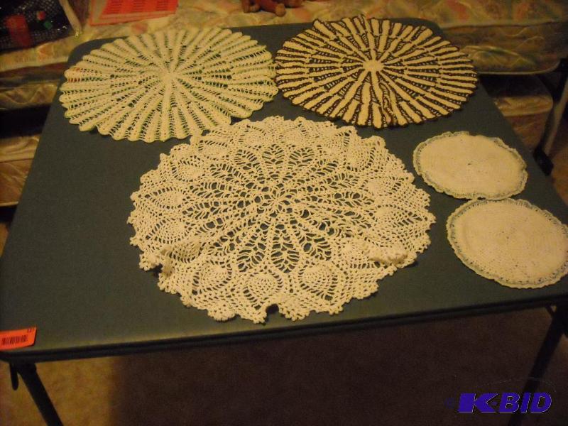 lot 123 image: Doilies