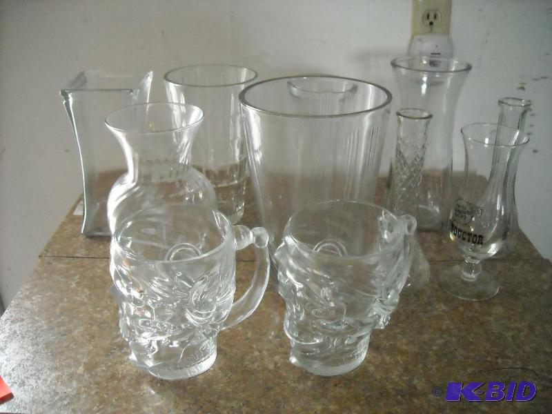 lot 128 image: 9 glass vases and 2 glass mugs