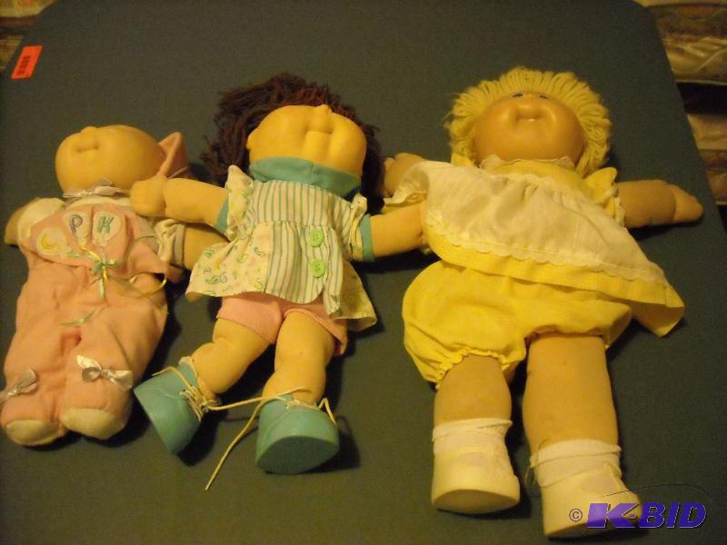 lot 136 image: 3 cabbage patch dolls