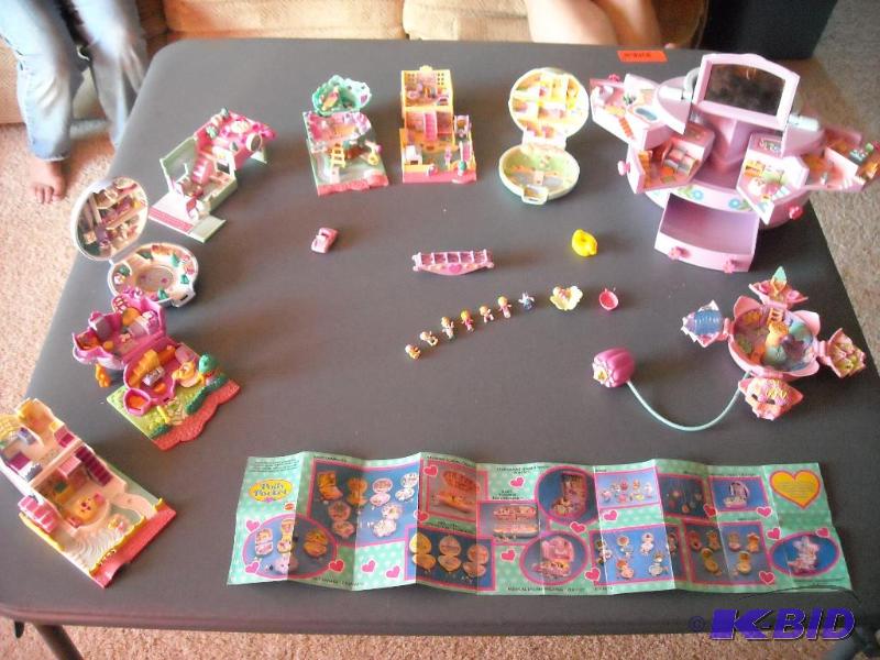 lot 14 image: 23 Original Vintage Polly Pockets