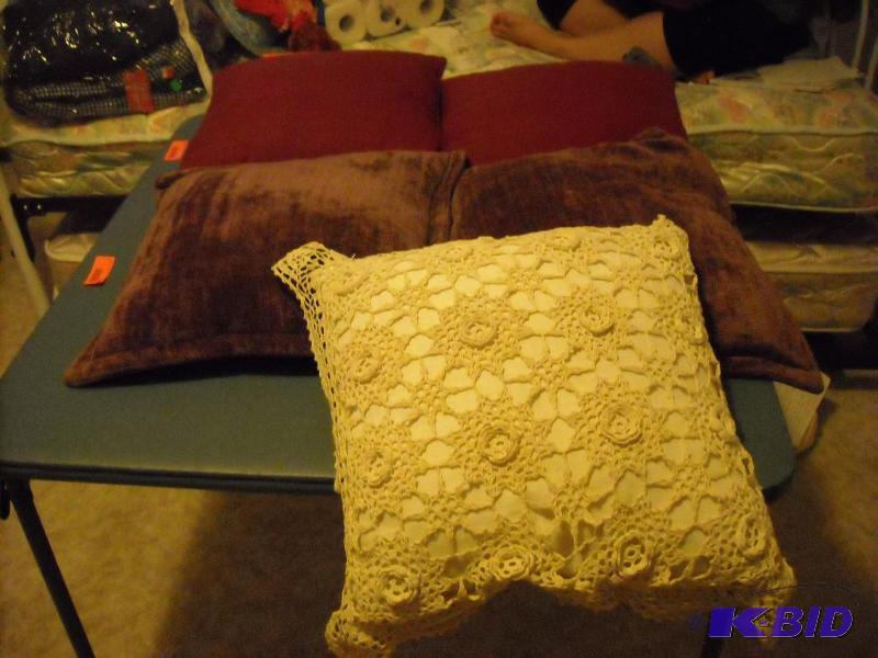 lot 145 image: 5 throw pillows