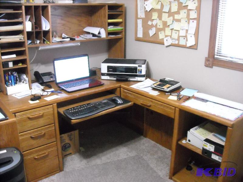 lot 17 image: Oak Desk