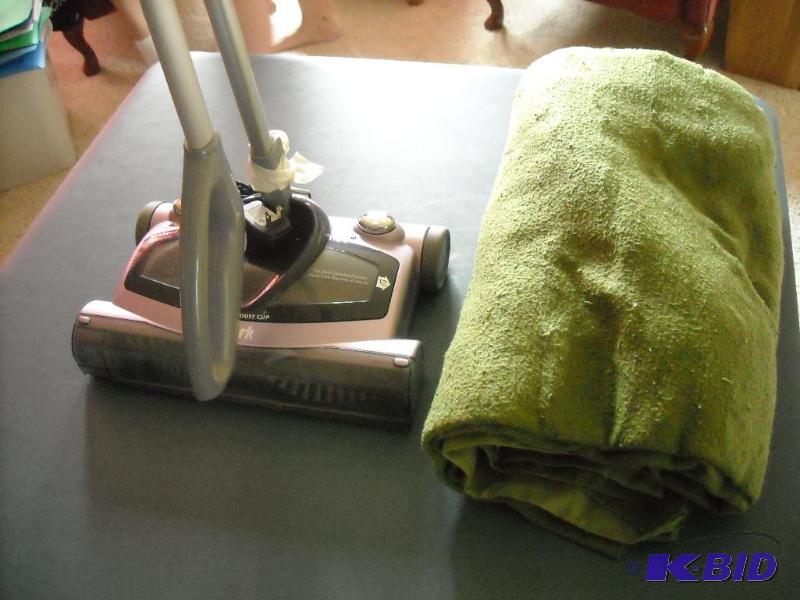 lot 181 image: Electric Blanket and Battery operated Vacuum