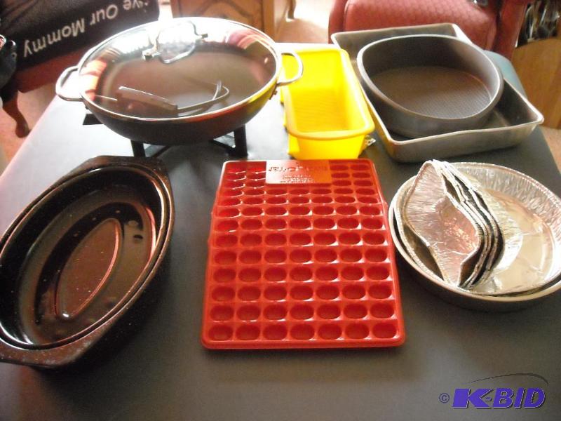 lot 197 image: Electric Frying pan and misc kitchen items