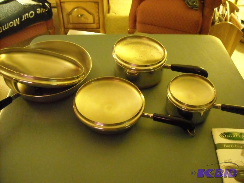 lot 207 image: Copper bottom kettles and skillets with lids